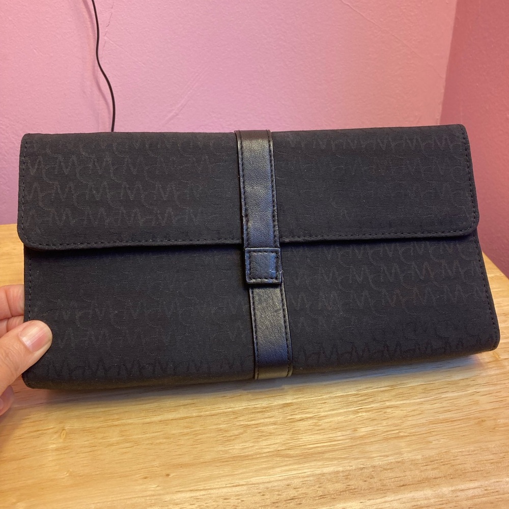 Club Monaco clutch. Never used. Excellent condition.